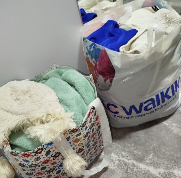 Bratova žena mi je odlučila pokloniti dječje stvari. Kad sam otvorila paket, skoro sam se onesvijestila, kosa mi se digla na glavi od šoka… - featured image