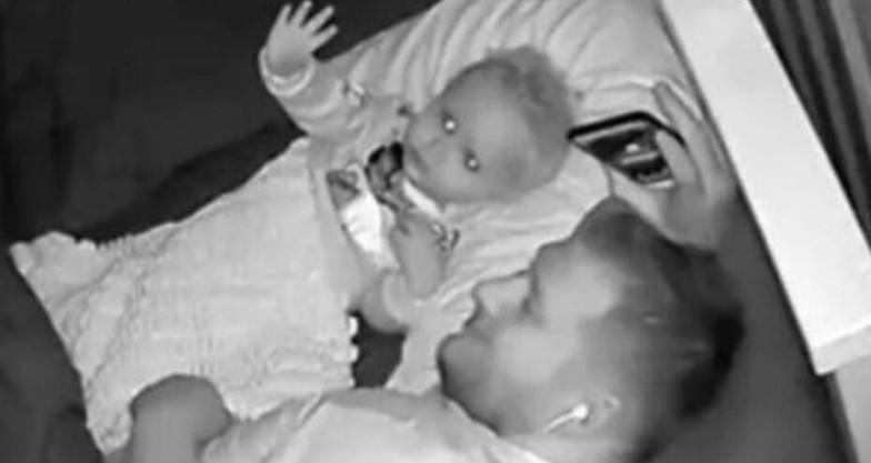 Beba je iz kreveta uporno mahala nekome- Kada je otac odlucio da vidi snimke sledio se i umro od straha - featured image