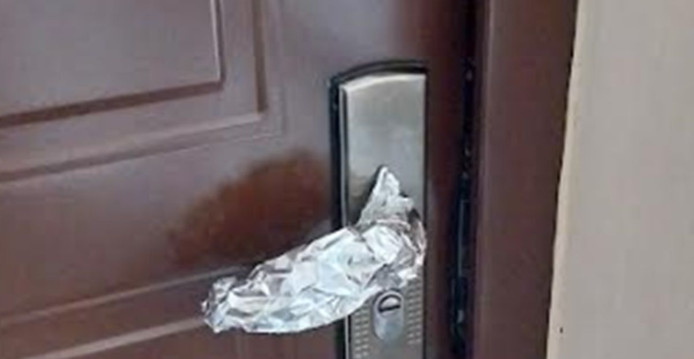 Evo zašto ljudi masovno OBMOTAVAJU FOLIJU OKO KVAKE: Kada čujete razlog, možda ćete i vi - featured image Evo zašto ljudi masovno OBMOTAVAJU FOLIJU OKO KVAKE: Kada čujete razlog, možda ćete i vi - featured image