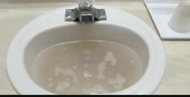 Ja sam VODOINSTALATER sa 50 godina iskustva i ovo je NAJBOLJI TRIK ZA OTPUŠAVANJE SUDOPERE!!Nije vam potreban majstor…. - featured image Ja sam VODOINSTALATER sa 50 godina iskustva i ovo je NAJBOLJI TRIK ZA OTPUŠAVANJE SUDOPERE!!Nije vam potreban majstor…. - featured image