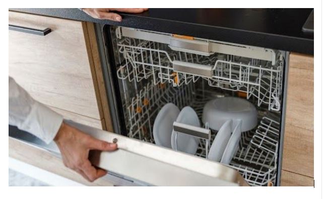 Skrivena funkcija MAŠINE ZA SUĐE za koju gotovo niko ne zna: Nije važno kakav aparat imate, svako to može! - featured image Skrivena funkcija MAŠINE ZA SUĐE za koju gotovo niko ne zna: Nije važno kakav aparat imate, svako to može! - featured image