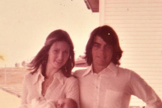 Posle majčine sahrane našla sam fotografiju koja me proganja 12 godina: “Pored nje muškarac, a u rukama…” - featured image