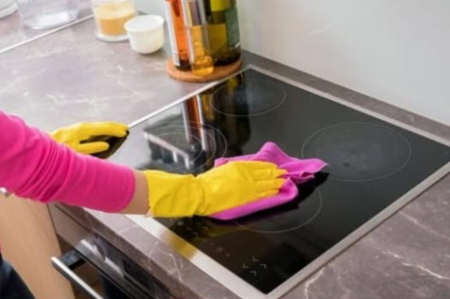 KAK0 UKLONITI OGREBOTINE NA STAKLENOJ PLOČI ŠPORETA: Potrebna suvam samo DVA SASTOJKA koja imate… - featured image KAK0 UKLONITI OGREBOTINE NA STAKLENOJ PLOČI ŠPORETA: Potrebna suvam samo DVA SASTOJKA koja imate… - featured image